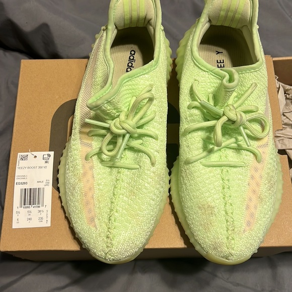 Yeezy Glow Boost 350 V2 - Picture 3 of 6
